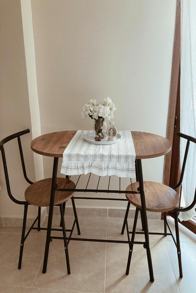 Sweetheart Seating for Two dining table